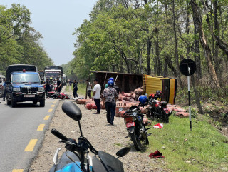 चितवनमा ट्रकको ठक्करले स्कुटर चालकको मृत्यु, एक घाइते
