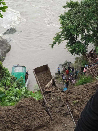त्रिशूलीमा बस खस्यो, ८ जनाको  मृत्यु